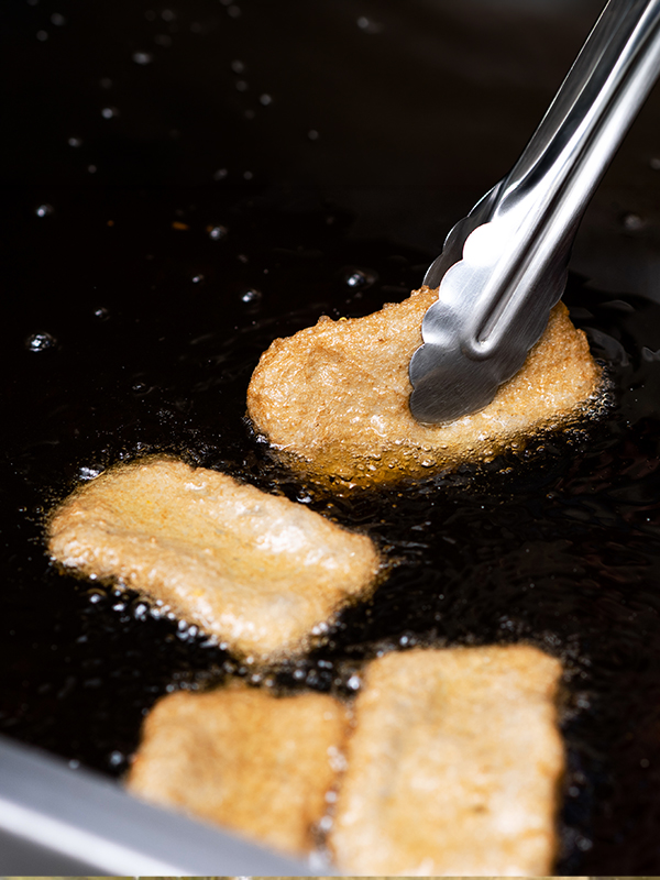 じゃこ天を揚げる