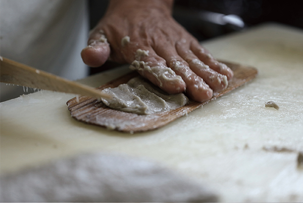 すり身を成形する職人の手