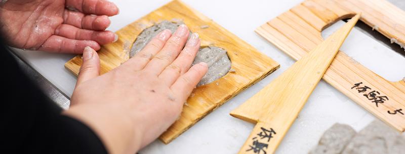 すり身を手で成形