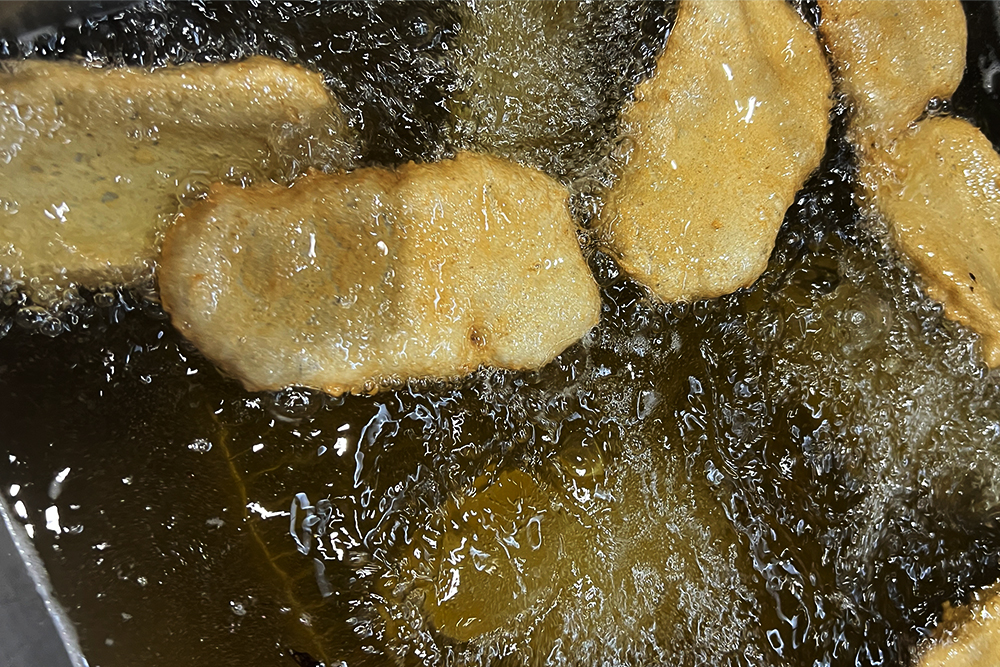 会場でじゃこ天を揚げている様子